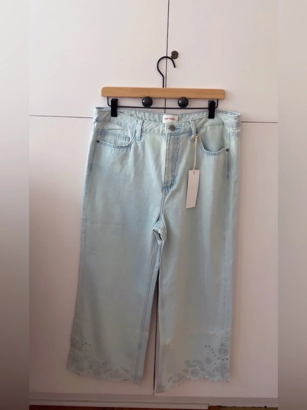 NWT Driftwood Charlee JeansLight Wash Embroidered Hem Straight Crop Denim Boho - Picture 5 of 8
